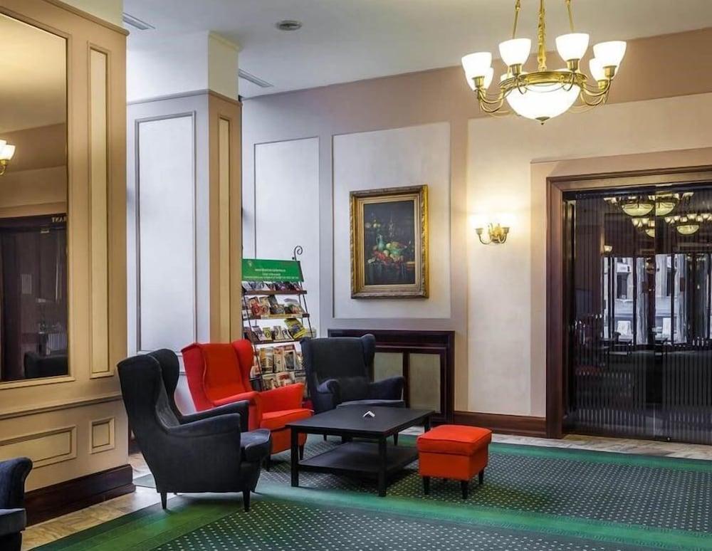 Capitol 4*